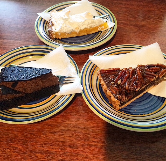 dark chocolate mouse mudcake, merengue lemonpie en pecanpie dark chocolate mouse mudcake, merengue lemonpie en pecanpie