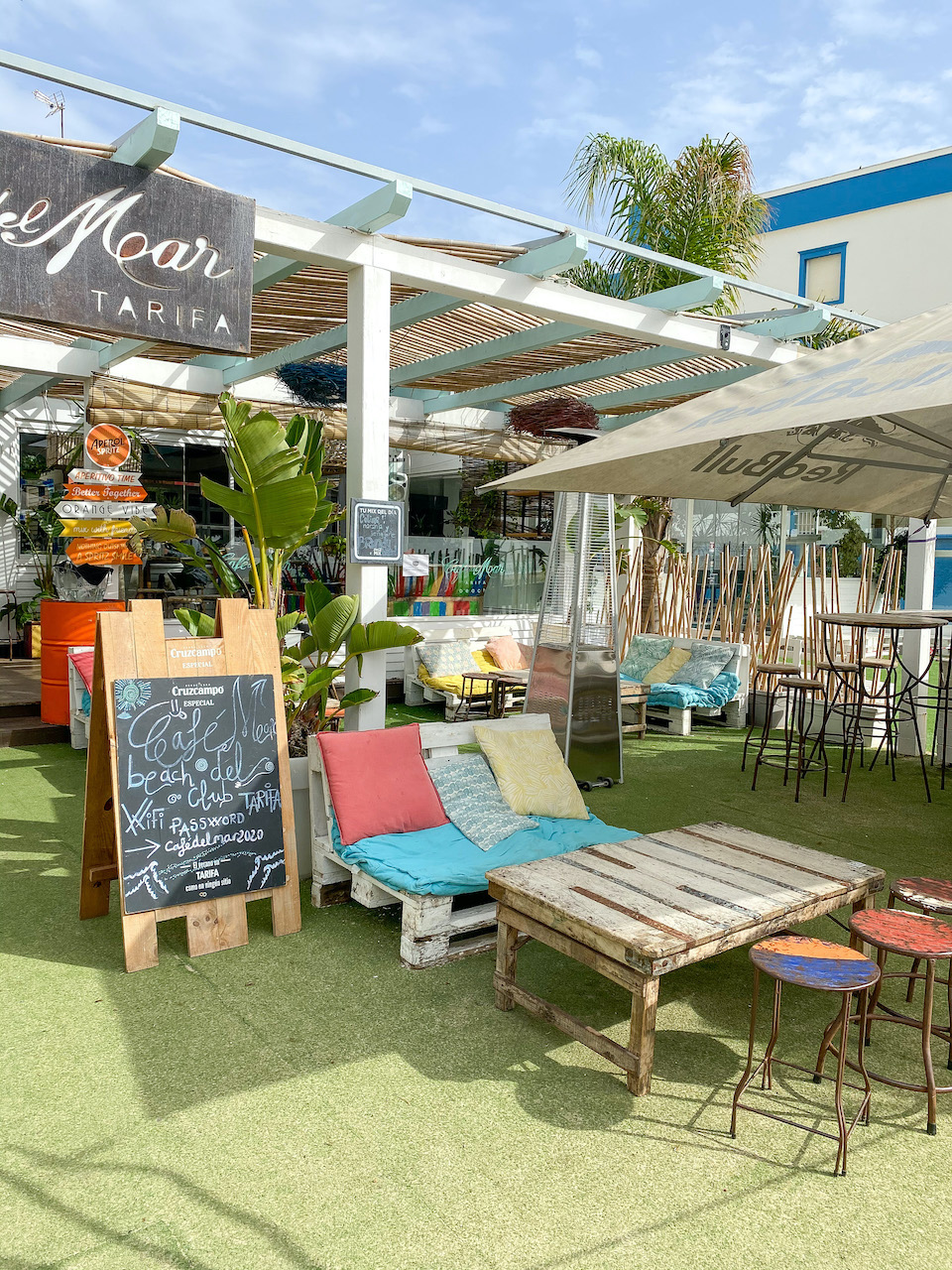 Cafe del Mar, een plek in Tarifa waar je altijd terecht kan voor ontbijt, lunch en diner aan het strand