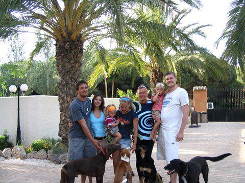 Minouche en Sergio met gezin voor Paraiso Perdido.