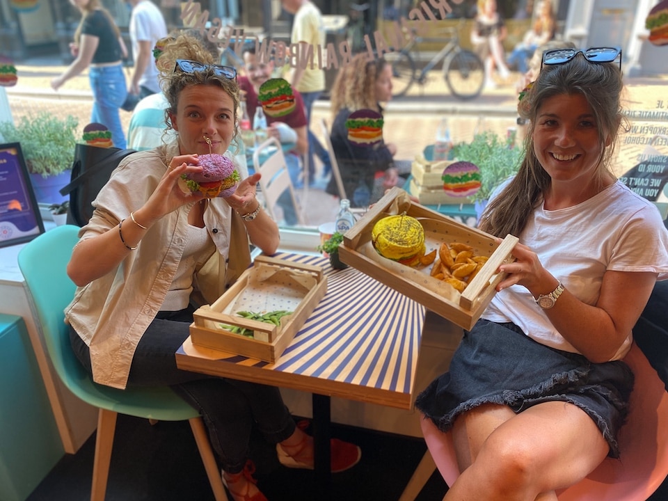 vegan restaurant - hotspots in Amsterdam 2021 - Flower Burger