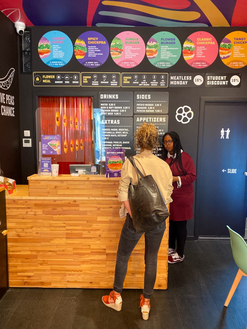 vegan restaurant - hotspots in Amsterdam 2021 - Flower Burger