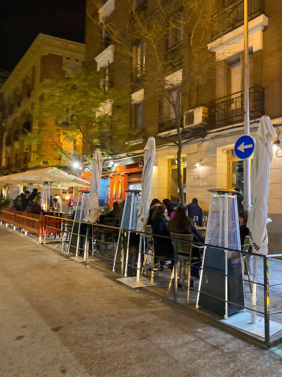 Calle Ponzano hippe straat met barretjes in Madrid