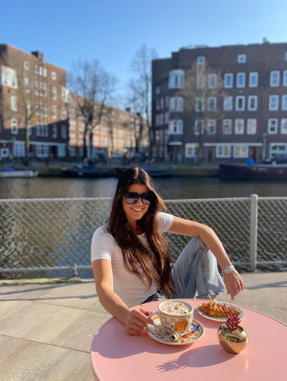 verborgen parel voor koffie in de Baarsjes - terras aan het water Amsterdam Vanaut