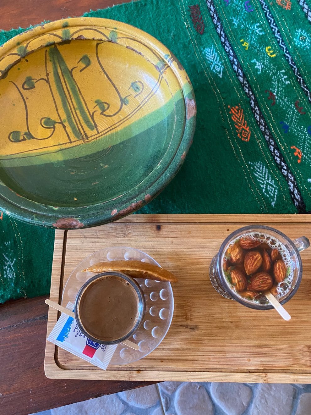 Tunesische thee specialiteit thee met amandelen en Tunesische koffie