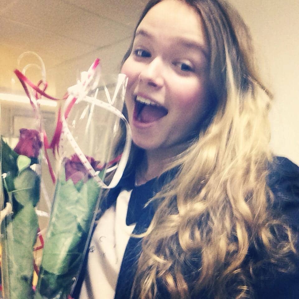 Naomi op de middelbare school met rozen van jongens