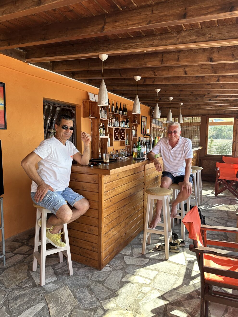 Mooiste stranden en plekken van Samos in 2023 - Survivor Beach Bar - Vourliotes