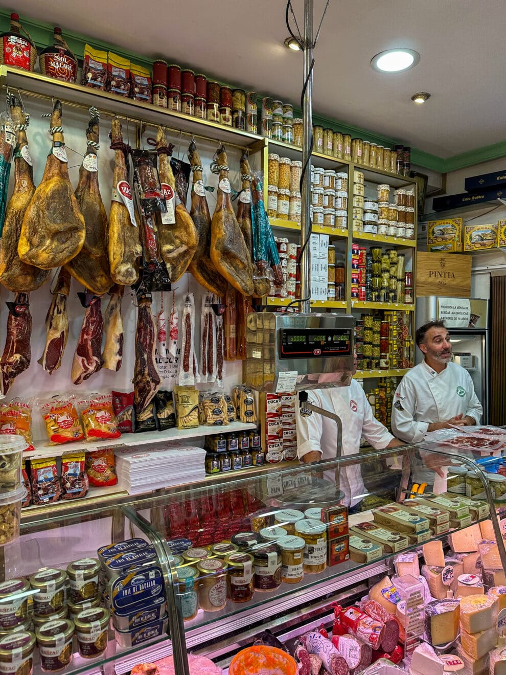 Ultramarinos Juan de Dios Barba mooiste en authentieke lokale delicatesse winkel in Malaga