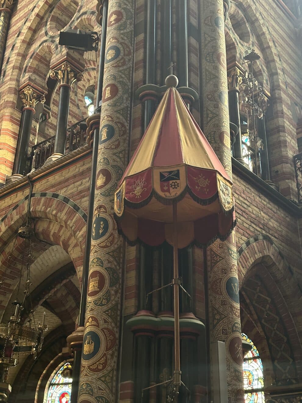 Een basiliek is een kerk en te herkennen aan een Conopeum 